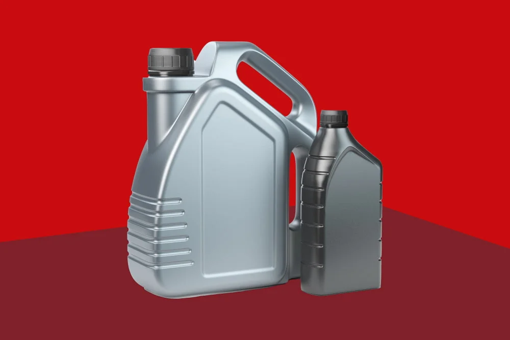 Zwei Ölkanister in unterschiedlichen Größen vor rotem Hintergrund.